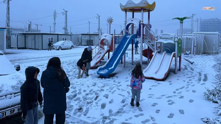 Kar yağışı ile şehir beyaza büründü, okullar tatil edildi