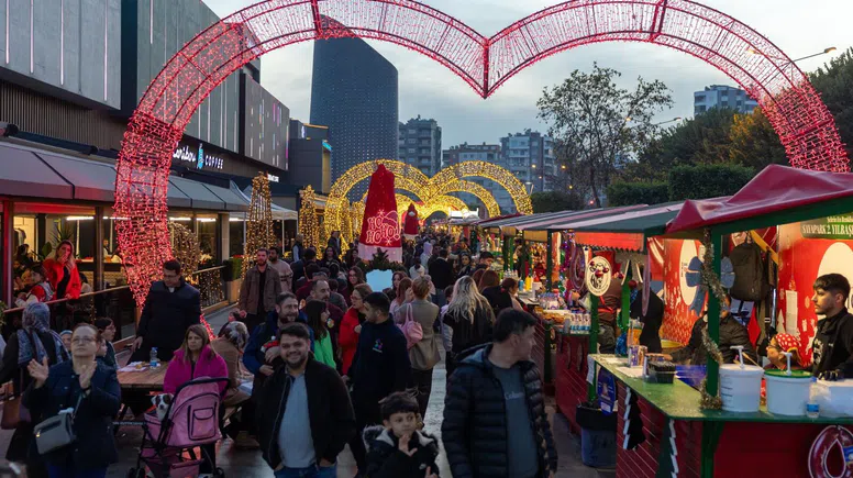 Sayapark'ta Yılbaşı Coşkusu Devam Ediyor