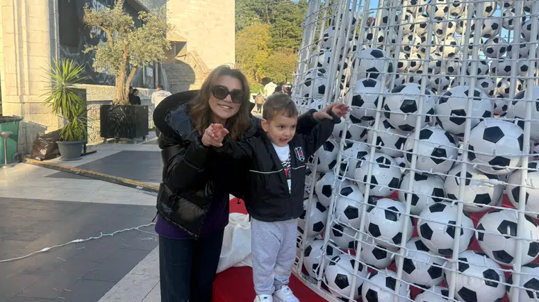 TÜPRAŞ Stadyumu'nda 2 bin toptan oluşan yılbaşı ağacı