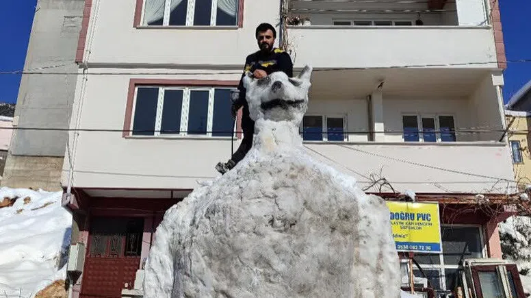 Kahramanmaraş'ta Kar Sonrası 4 Metrelik Dev Kardan Kedi İlgi Çekti