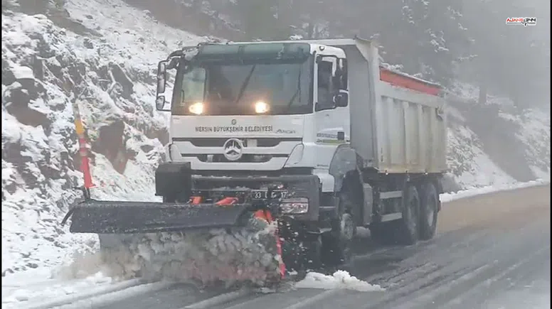 Yüksek kesimlerdeki yoğun kar yağışına karşı gece gündüz mücadele