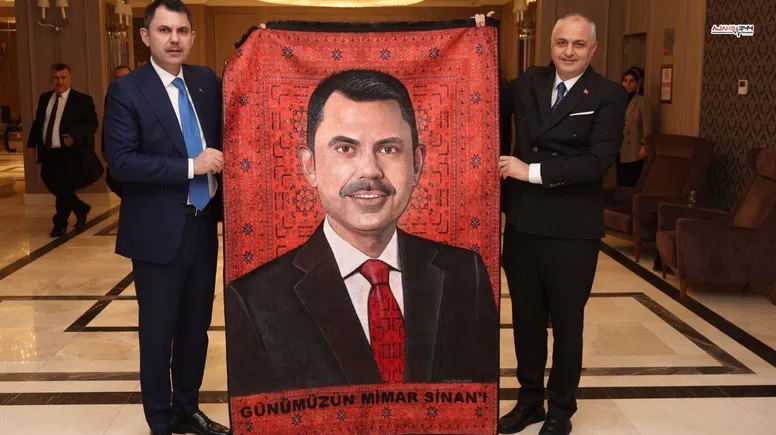 Bakan Kurum'a “Günümüzün Mimar Sinan’ı” Hediyesi