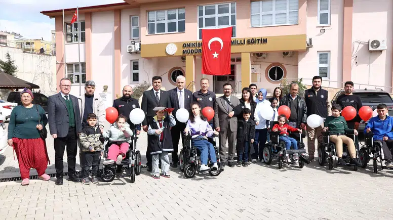 Kahramanmaraş’ta Polis, Özel Öğrencilere Akülü Sandalye Desteği Sağladı