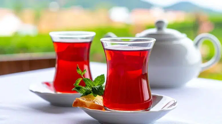 Herkes çayı yanlış demliyormuş: Tek dokunuşla bambaşka oluyor