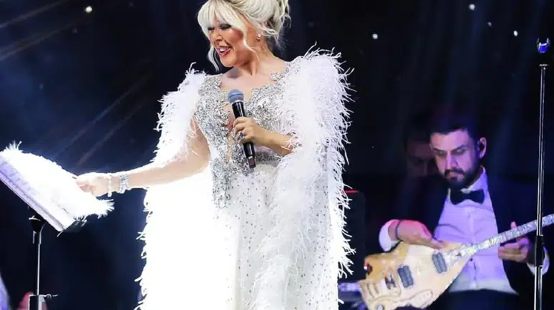 Safiye Soyman Sahneye Masalsı Kostümüyle Damga Vurdu