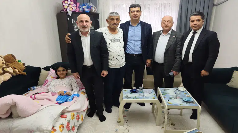 Zorlu Süreci Aşan Genç Kıza Moral Veren Jest