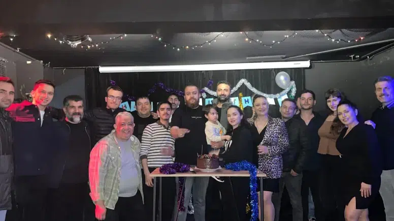 Ünlü Yapımcıdan Sahne Üzerinde Çifte Kutlama