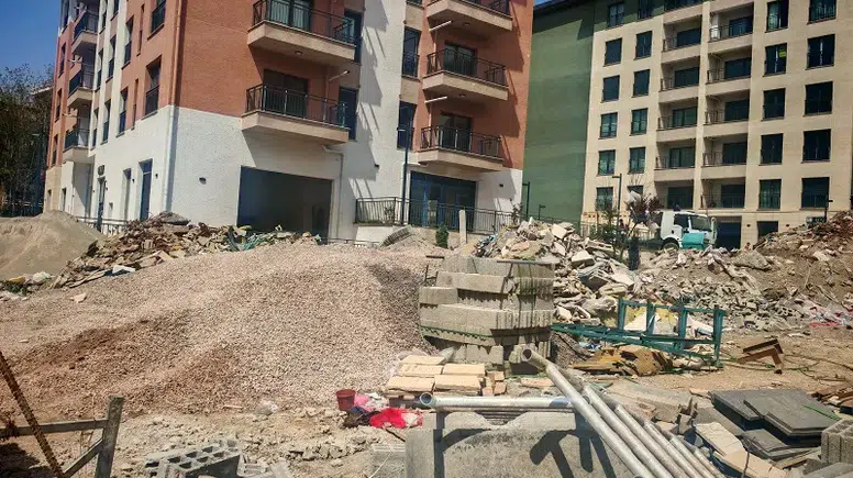 Yenişehir’de Haftalardır Bekleyen Atıklar Kaldırılıyor