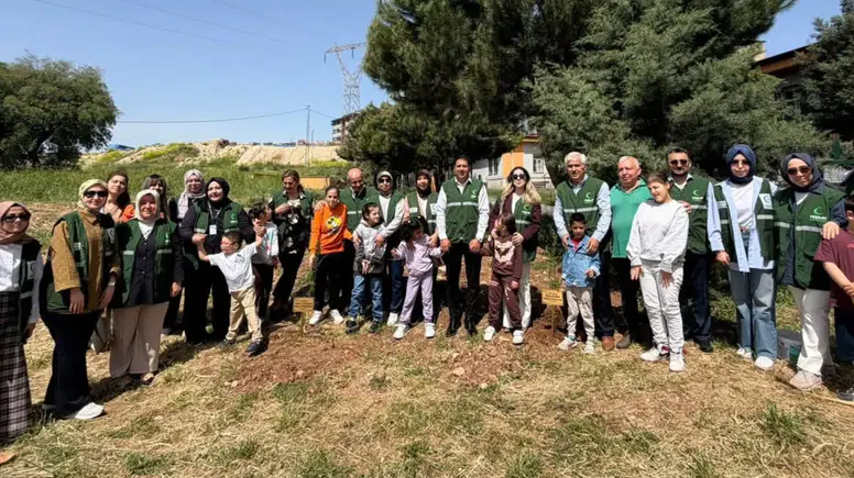Öğrencilerden Anlamlı Fidan Dikimi