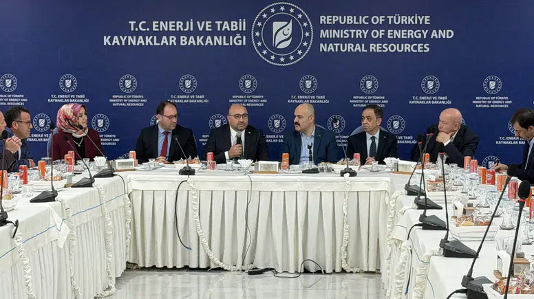 Mehmet Şahin bursiyer öğrencilerle buluştu
