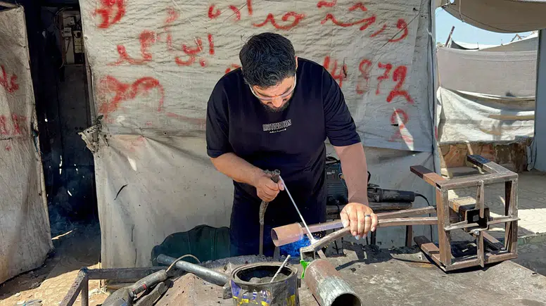 Gazze'de Filistinli Demirciden Umut Veren Buluş: Elektrik ve Yakıta Alternatif Cihaz Geliştirdi