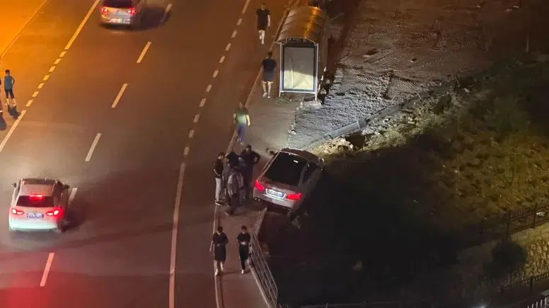 Kahramanmaraş'ta Lüks Otomobil Dere Kenarında Asılı Kaldı!