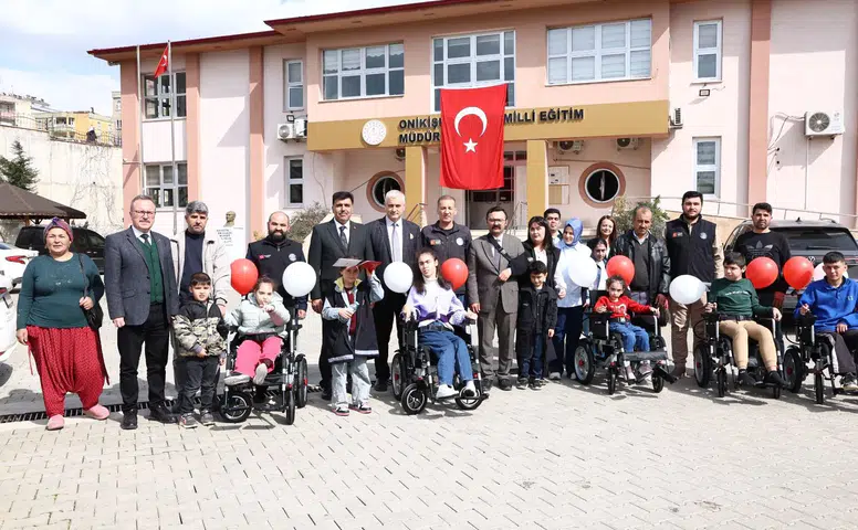 Kahramanmaraş’ta Polis, Özel Öğrencilere Akülü Sandalye Desteği Sağladı