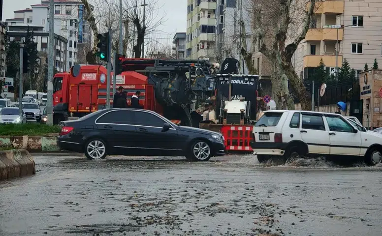 Su Taşkınları Yolları Felç Etti Ekipler Hızla Müdahale Etti!