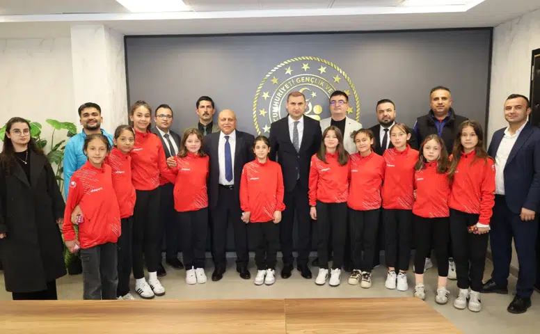 Çağlayancerit Ortaokulu Voleybol Takımı Namağlup Şampiyon Oldu