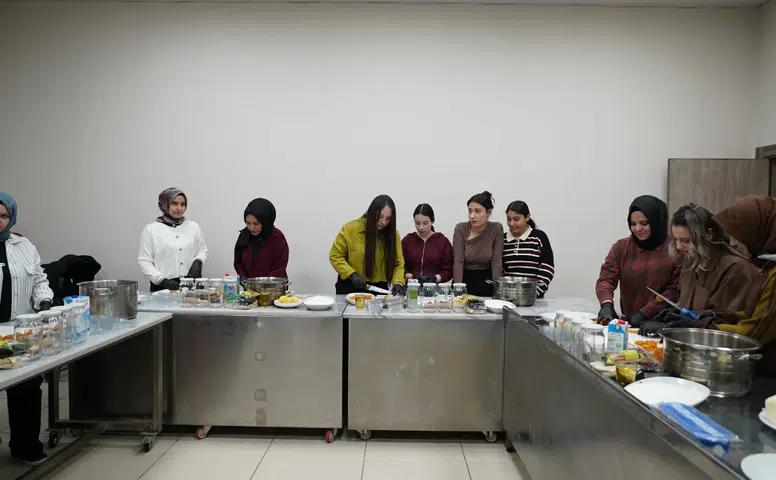 Pusula Maraş’tan geleneksel hoşaf ve çörek atölyesi