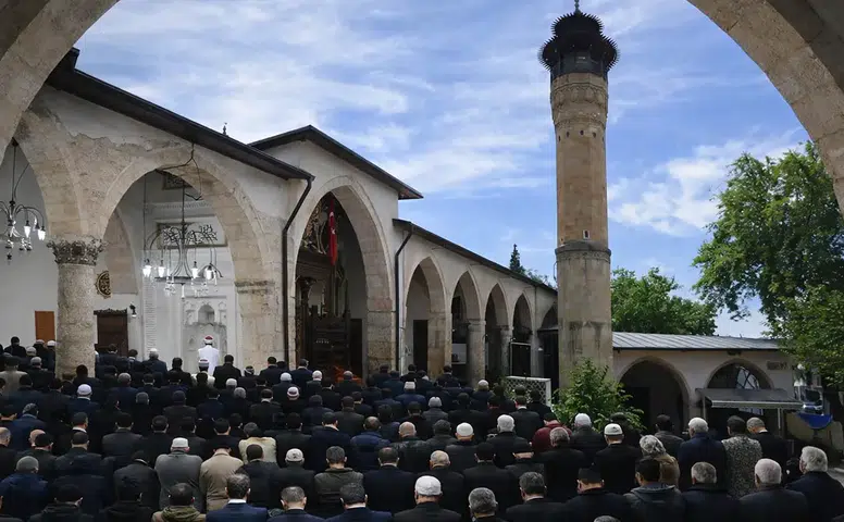 Depremde Hasar Gören Ulu Cami Bugün Cemaatiyle Buluşuyor