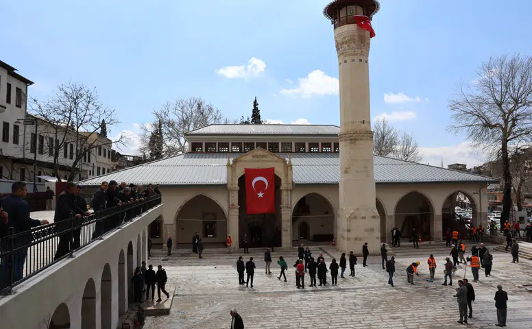 Tarihi Ulu Camii Kapılarını İbadete  Açtı