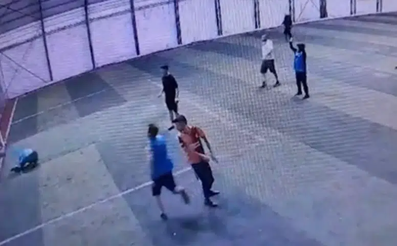 Arkadaşlarıyla gittiği halı saha maçında hayatını kaybetti