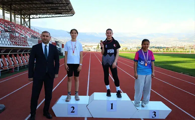 Genç Sporcular Pistte Yarıştı, Ödüller Verildi