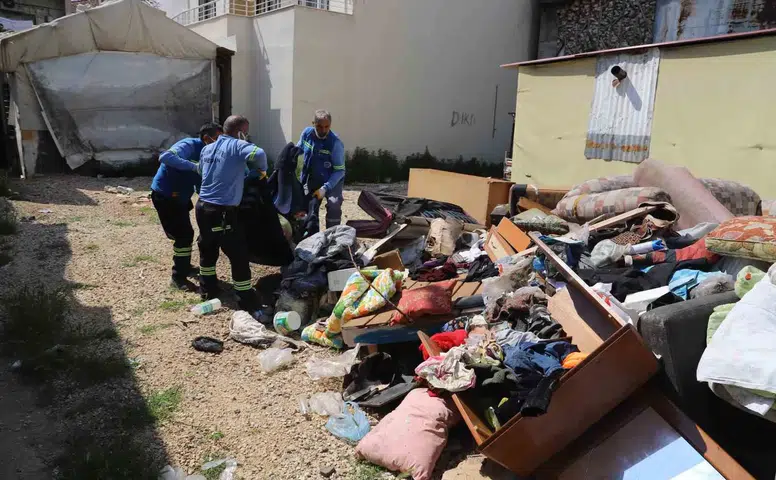 Sahipsiz evde temizlik: 1 kamyon atık toplandı!