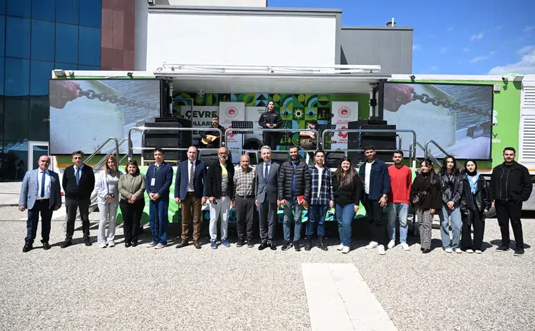 Rektör Okumuş, Yeşil Kampüs Festivali Kapsamında Stantları Ziyaret Etti