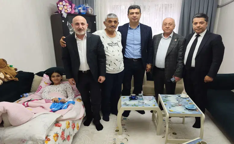 Zorlu Süreci Aşan Genç Kıza Moral Veren Jest