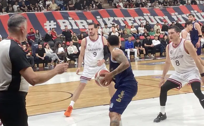 İstiklal Basketbol Deplasmanda Avantajı Kaptı: Üçüncü Çeyrek Sonuc