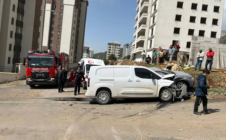 Onikişubat’ta Feci Kaza: 3 Yaralı Kurtarıldı