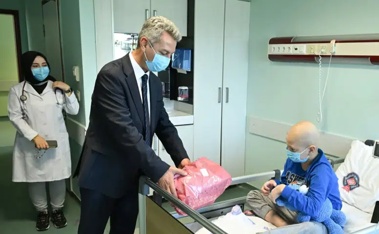 Rektör Okumuş’tan Minik Hastalara 23 Nisan Ziyareti