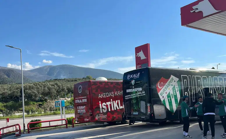 Bursaspor ile İstiklalspor Otobüsleri İzmir’de Karşılaştı