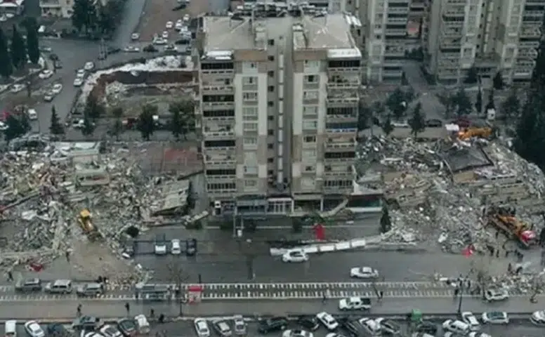 Depremde 115 kişiye mezar olan sitenin müteahhidi tahliye edildi