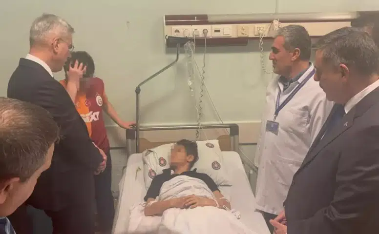 Bakanlar Yaralı Öğrencileri Hastanede Ziyaret Etti