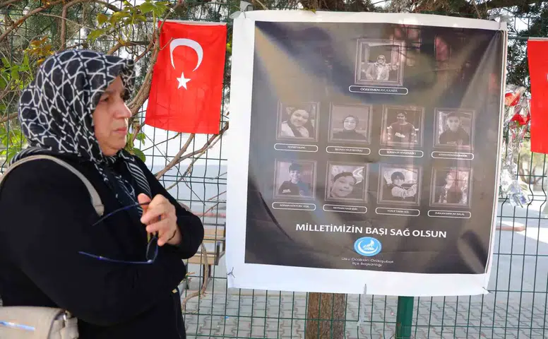 Saldırı Olan Okul Önünde Kur’an Okuyup Dua Etti