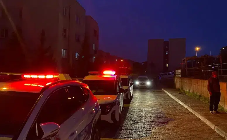 Karataş TOKİ’de Silahlı Gerginlik: Şüpheli Kıskıvrak Yakalandı
