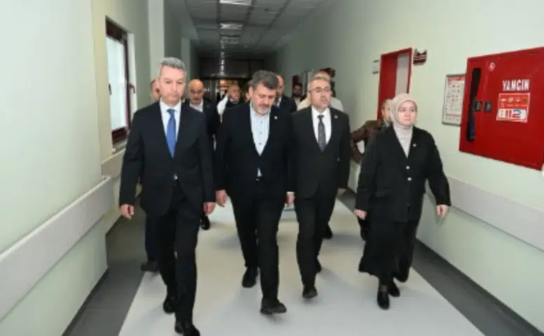 Milletvekillerinden Hastanedeki Öğrencilere Moral Ziyareti