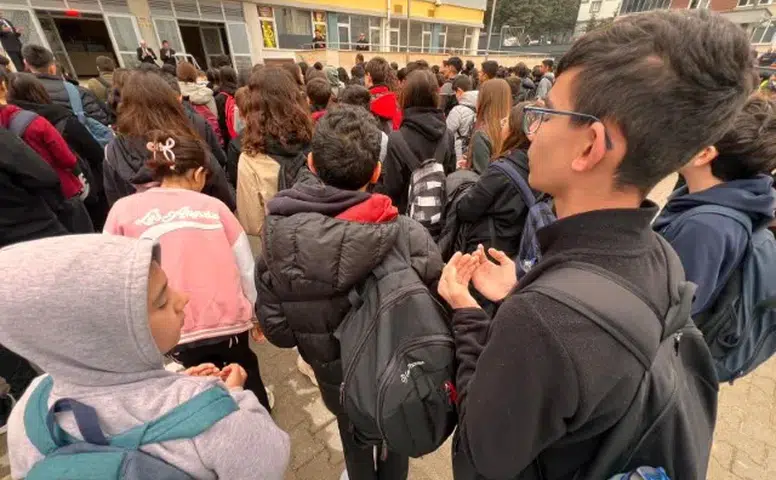 Öğrencilerden Kaybettikleri Arkadaşları ve Öğretmeni İçin Dua Ettiler