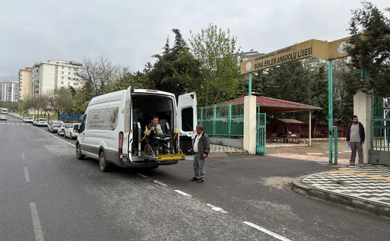 Büyükşehir Belediyesi, Sınav Günü’nde Özel Gereksinimli Bireylerin Yanında Yer Aldı