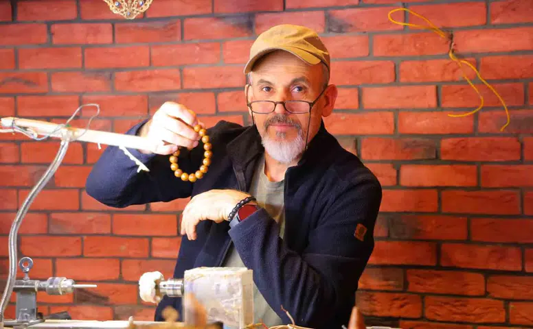 Kendi yaptığı torna ile el emeğini sanata dönüştürüyor