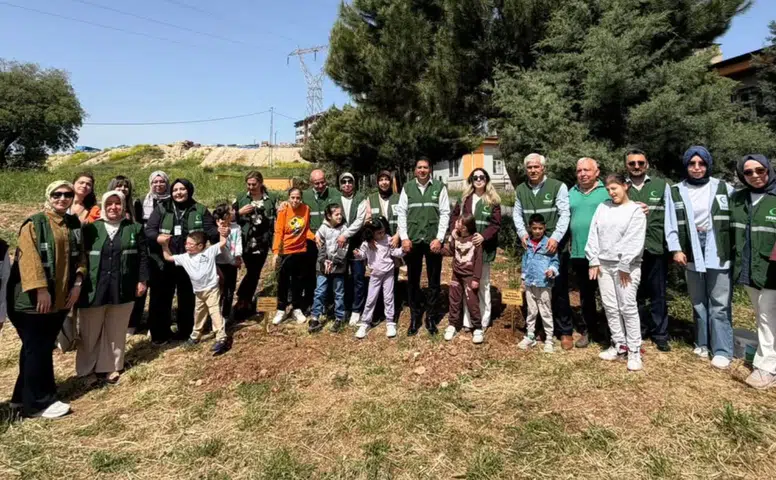 Öğrencilerden Anlamlı Fidan Dikimi