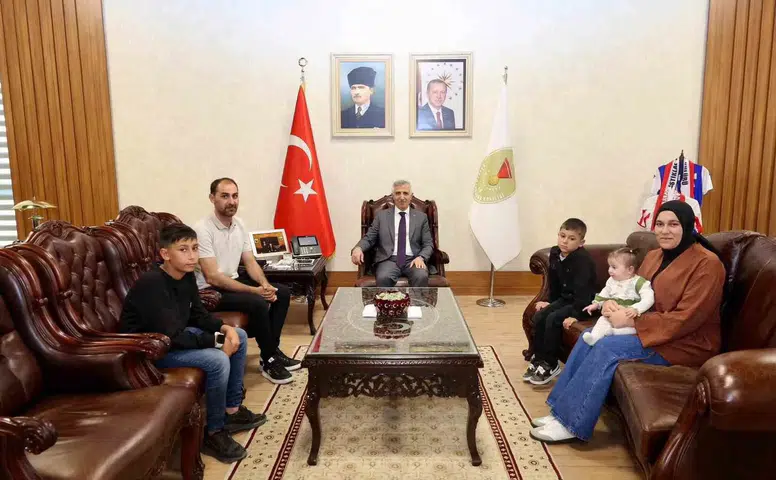 14 Yaşındaki Yusuf’tan Bayrağa Büyük Saygı