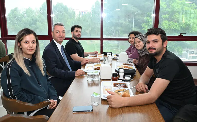 KSÜ Rektörü Prof. Dr. İbrahim Taner Okumuş, Öğrencilerle Keyifli Bir Akşam Yemeğinde Bir Araya Geldi