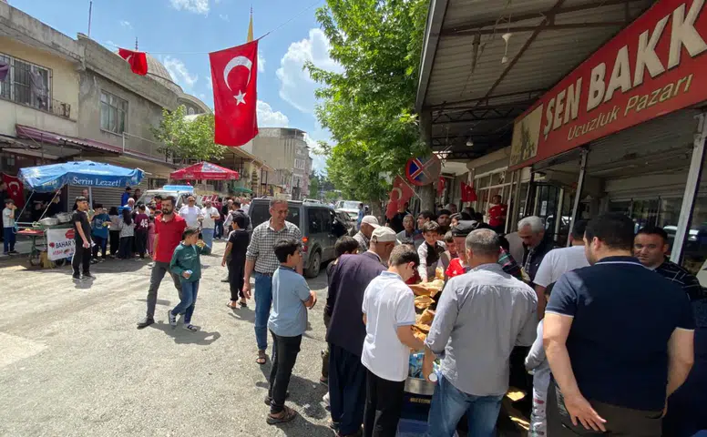 Şehitler İçin Cami Çıkışında 2 Bin Kişilik İkram