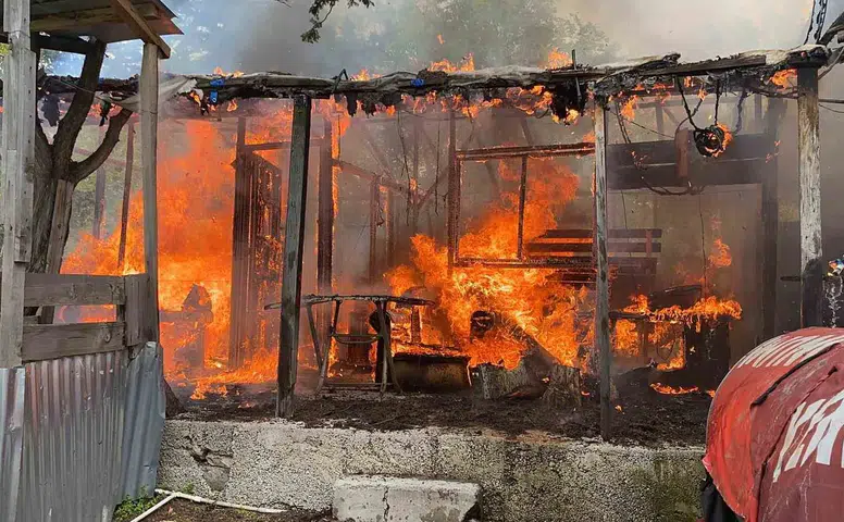 Yaylada çıkan yangın baraka evi kül etti