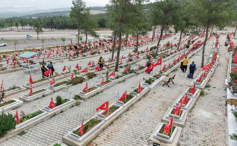 Bayramda Kahramanmaraş Şehitliklerinde Duygu Seli