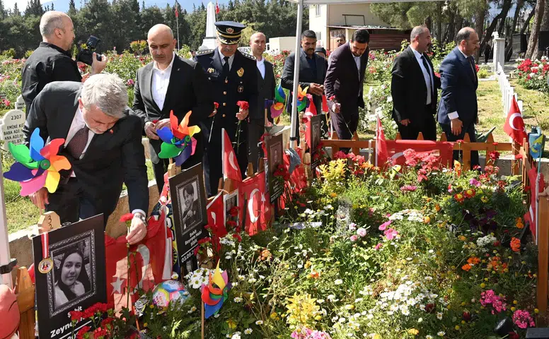 Şehitler ve Hayatını Kaybeden Öğrenciler İçin Anma Töreni: Dualar Çiçeklerle Buluştu