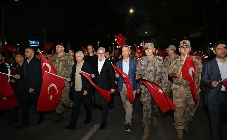 KSÜ’den 19 Mayıs Çıkarması: Rektör Okumuş Meşaleli Yürüyüşte Yer Aldı