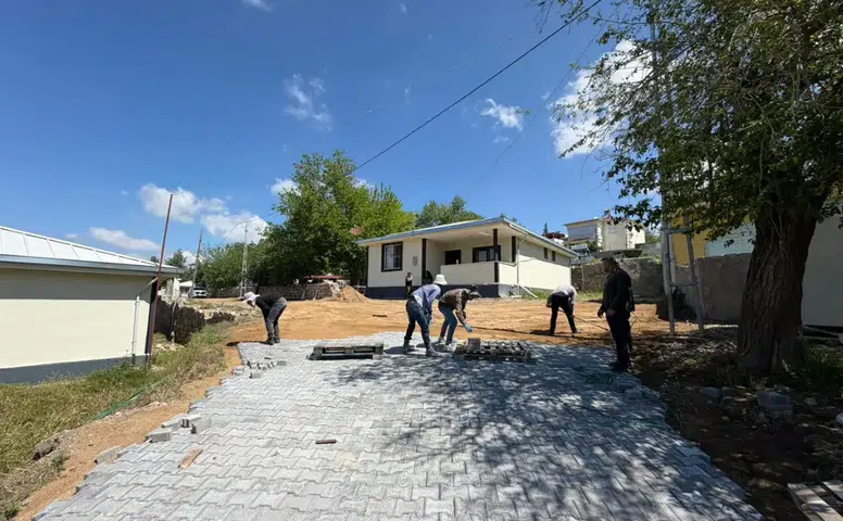 Maksutuşağı’nda kilit parke çalışması sürüyor