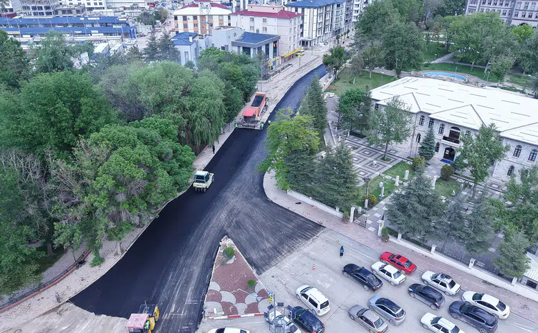 Elbistan'da Büyükşehir Belediyesi'nden Yenilik: Pınarbaşı Caddesi'nde Asfalt Çalışmaları Başladı!