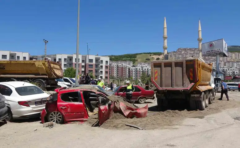 Freni Boşalan Kamyon Dehşet Saçtı